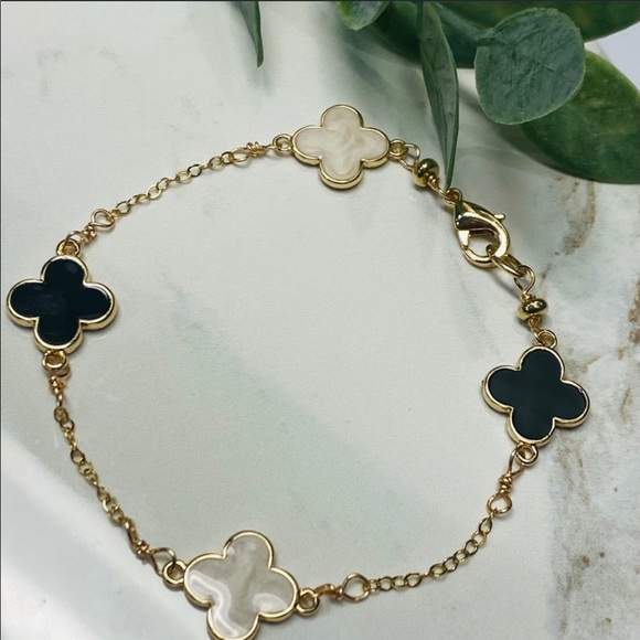 Gold bracelet with onyx clover - Picture 3 of 3